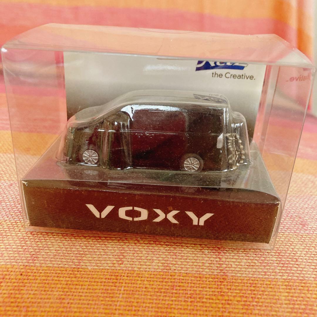 VOXY プルバックカー　LEDキーホルダー　ミニカー