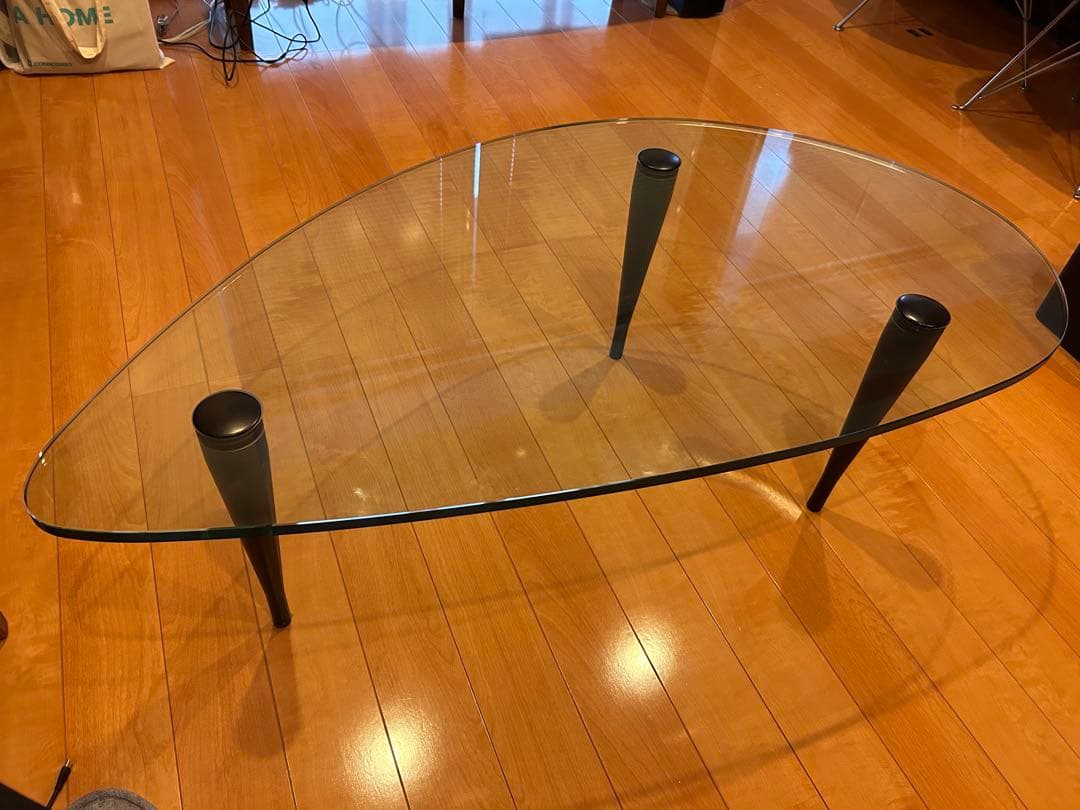 アシンメトリックガラステーブル
