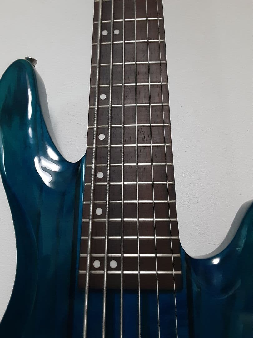 メルカリ便　playtech 6弦ベース　レギュラーチューニング済み