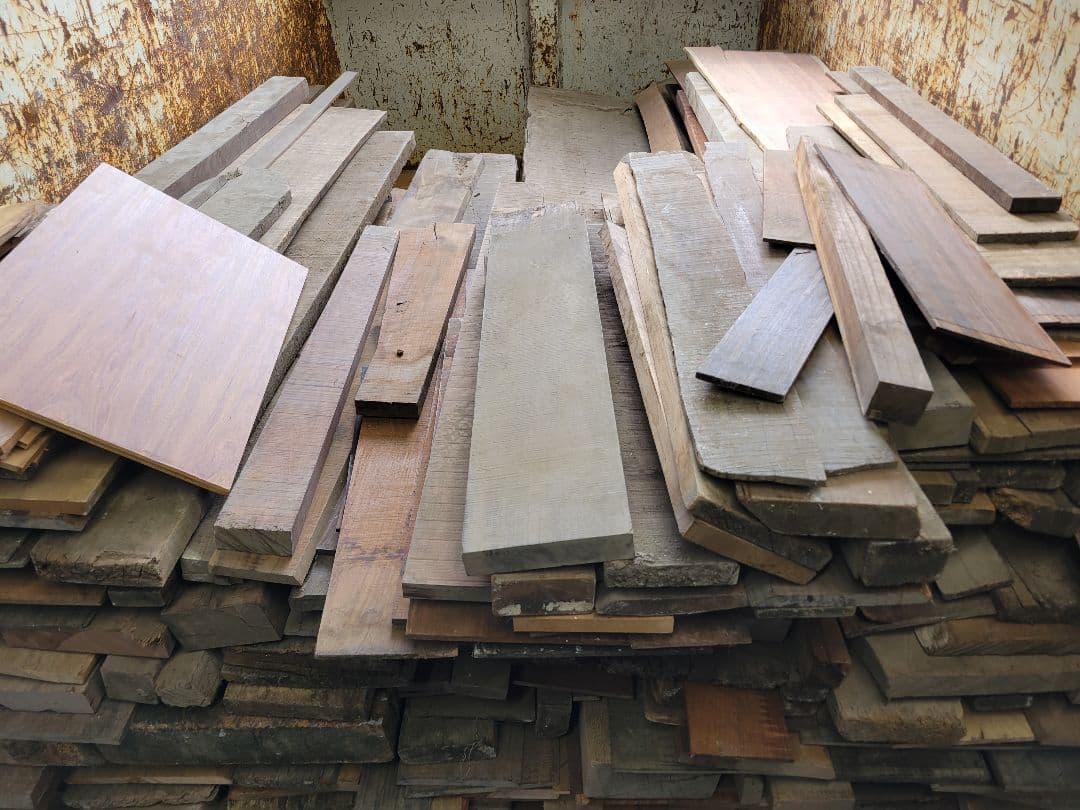 黒檀、その他高級木材の山