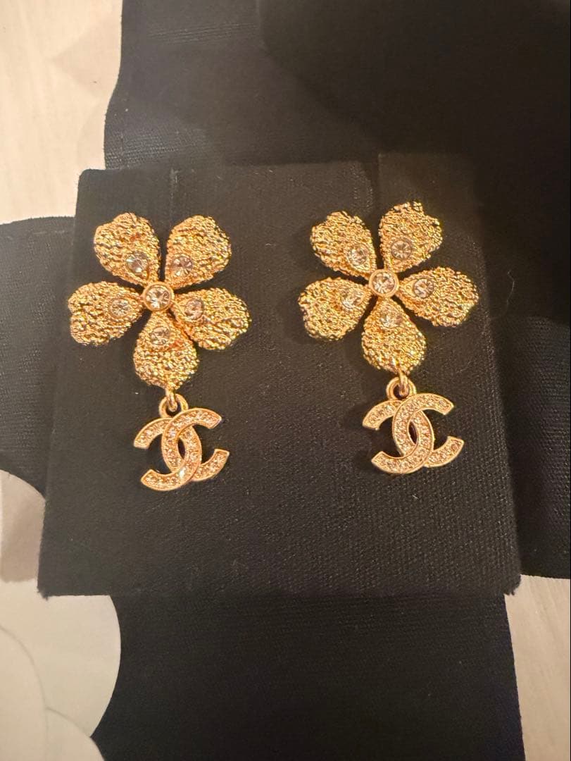 CHANEL フラワーデザイン ピアス　26C