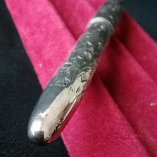 逸品　シルバー　万年筆　精巧で美しい総片切彫りボディ　エングレイブ