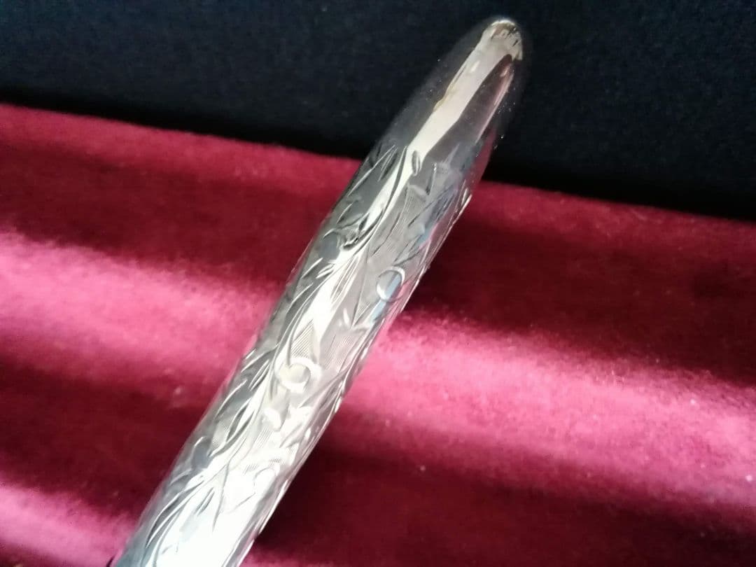 逸品　シルバー　万年筆　精巧で美しい総片切彫りボディ　エングレイブ