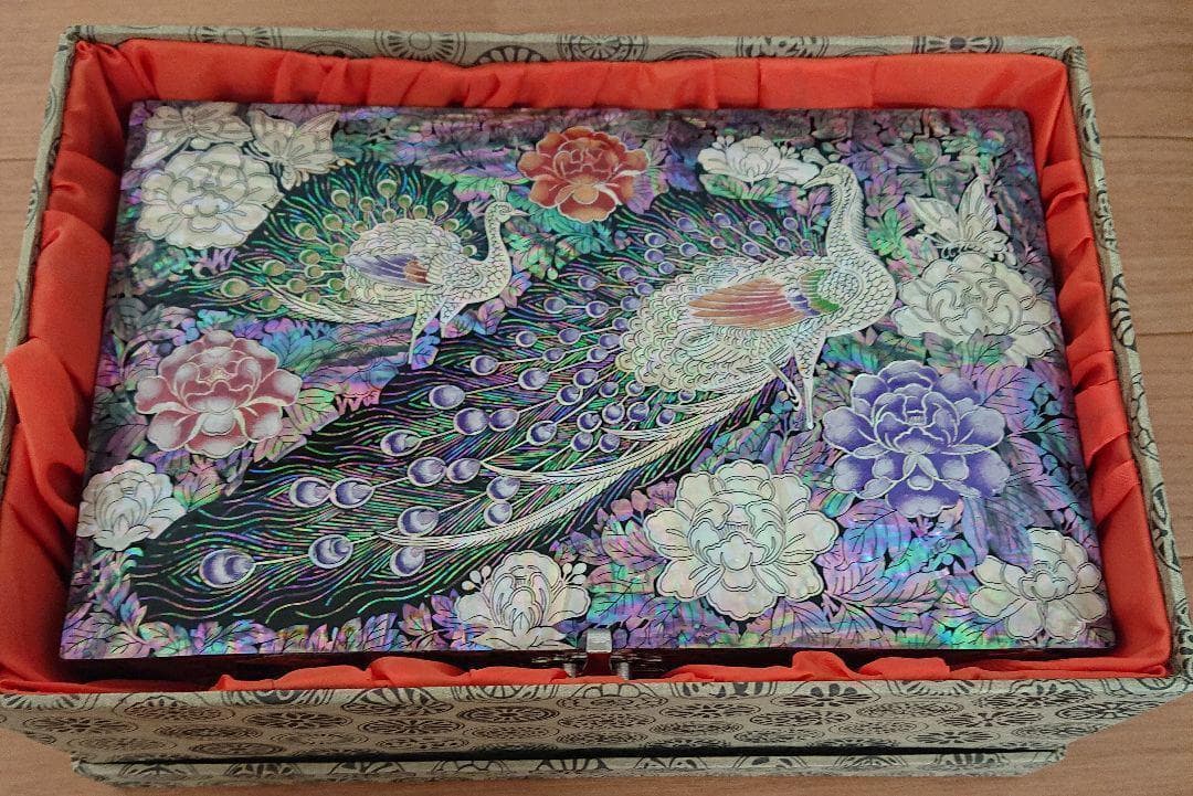 高級韓国螺鈿打抜き宝石箱　ジュエリーボックス/アクセサリーボックス　孔雀と牡丹