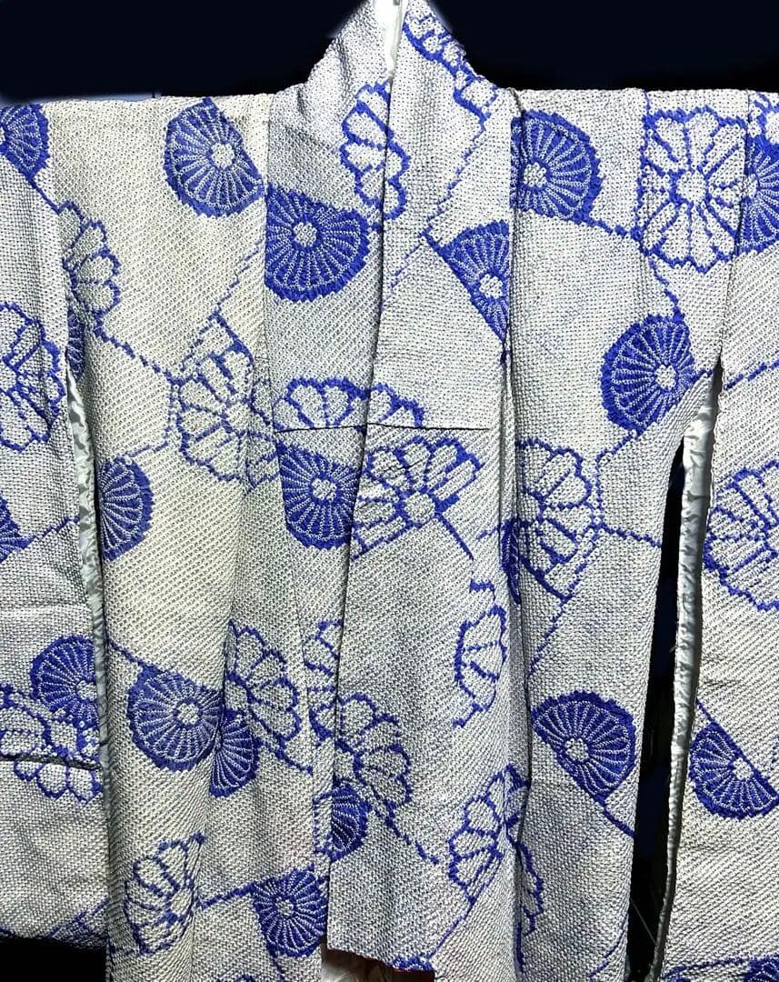 総絞り　振袖 白地に青紫の花柄　小振袖