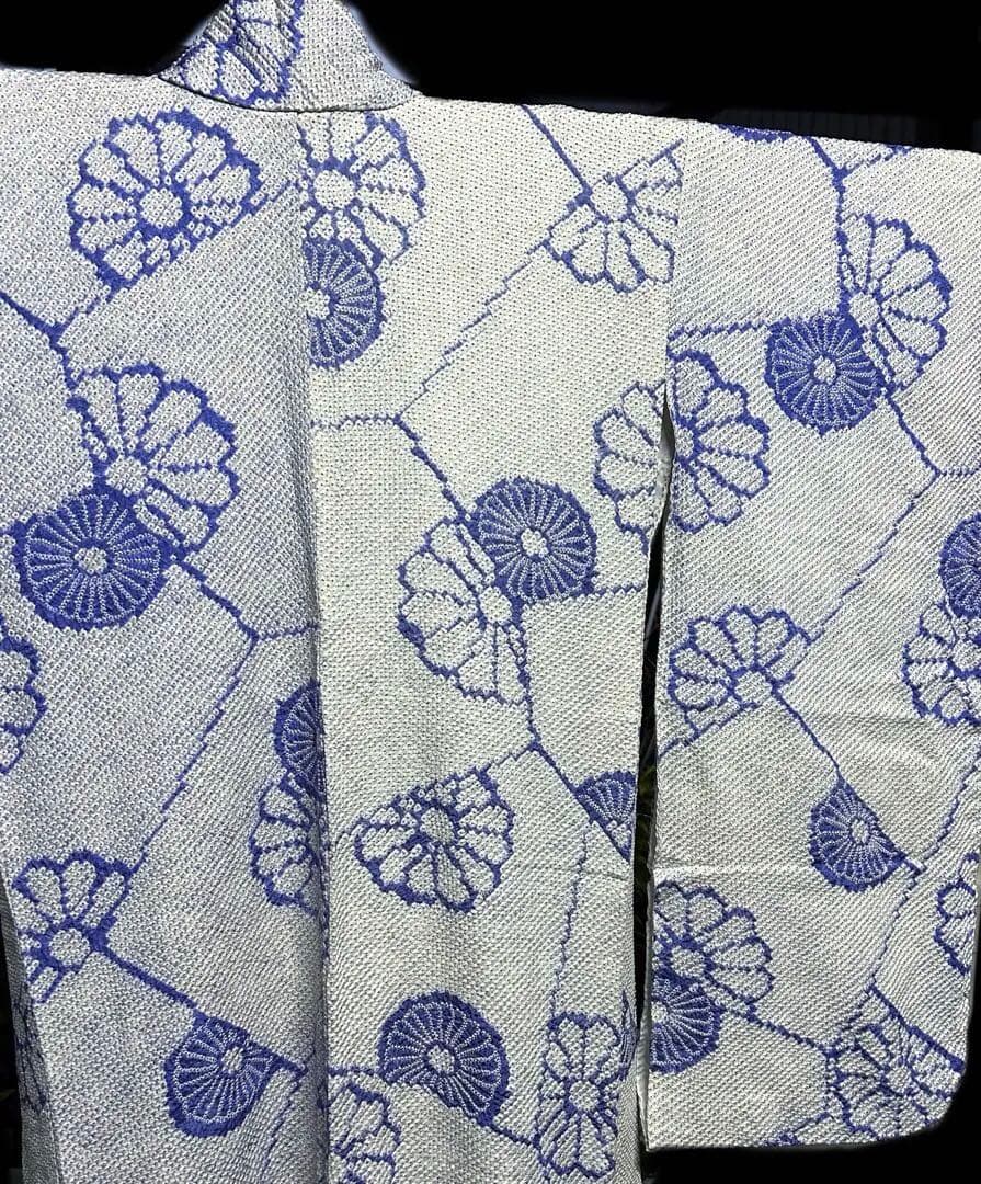 総絞り　振袖 白地に青紫の花柄　小振袖