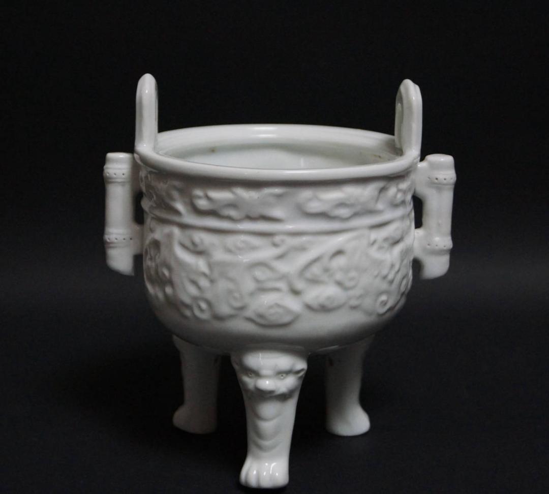 清 徳化窯 白磁陽刻『唐草文』 貫入双耳香炉 獣面三足 茶道具