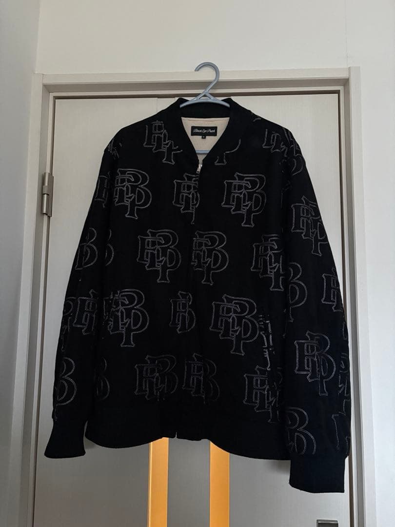 ブラックアイパッチ ブルゾン 総柄 スエード ロゴ刺繍 IO着用