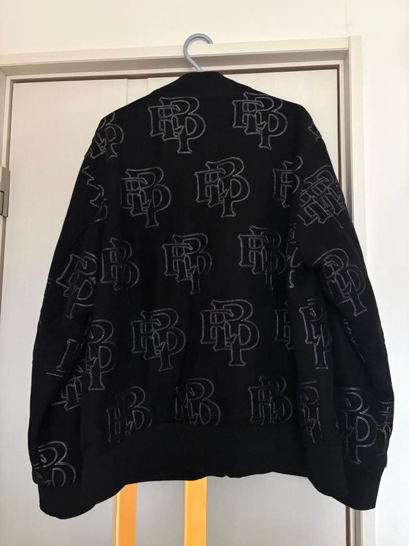 ブラックアイパッチ ブルゾン 総柄 スエード ロゴ刺繍 IO着用