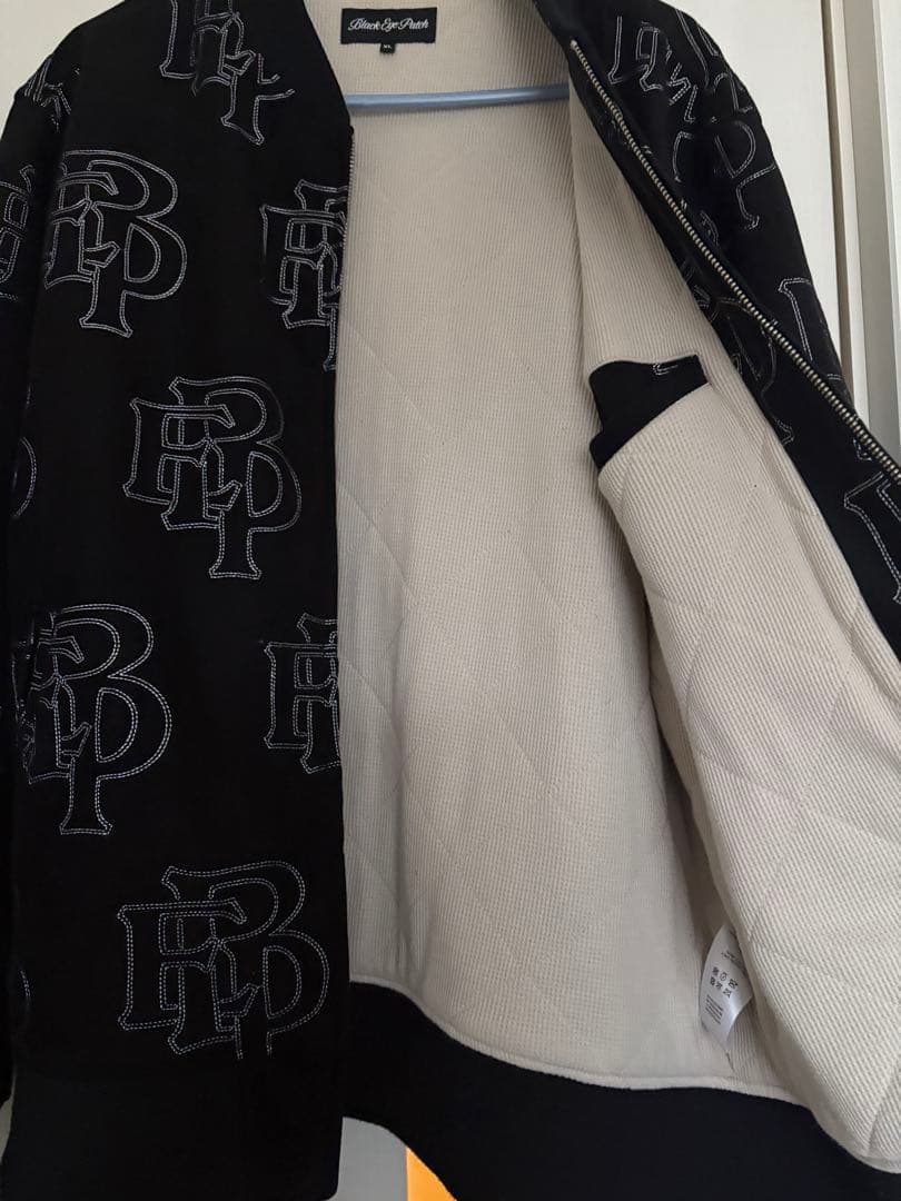 ブラックアイパッチ ブルゾン 総柄 スエード ロゴ刺繍 IO着用