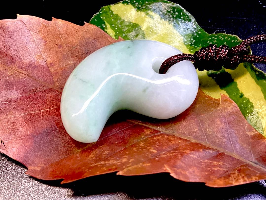 ✳premium糸魚川翡翠 紐付勾玉ネックレス いつも一緒の御守りに　鑑別書付