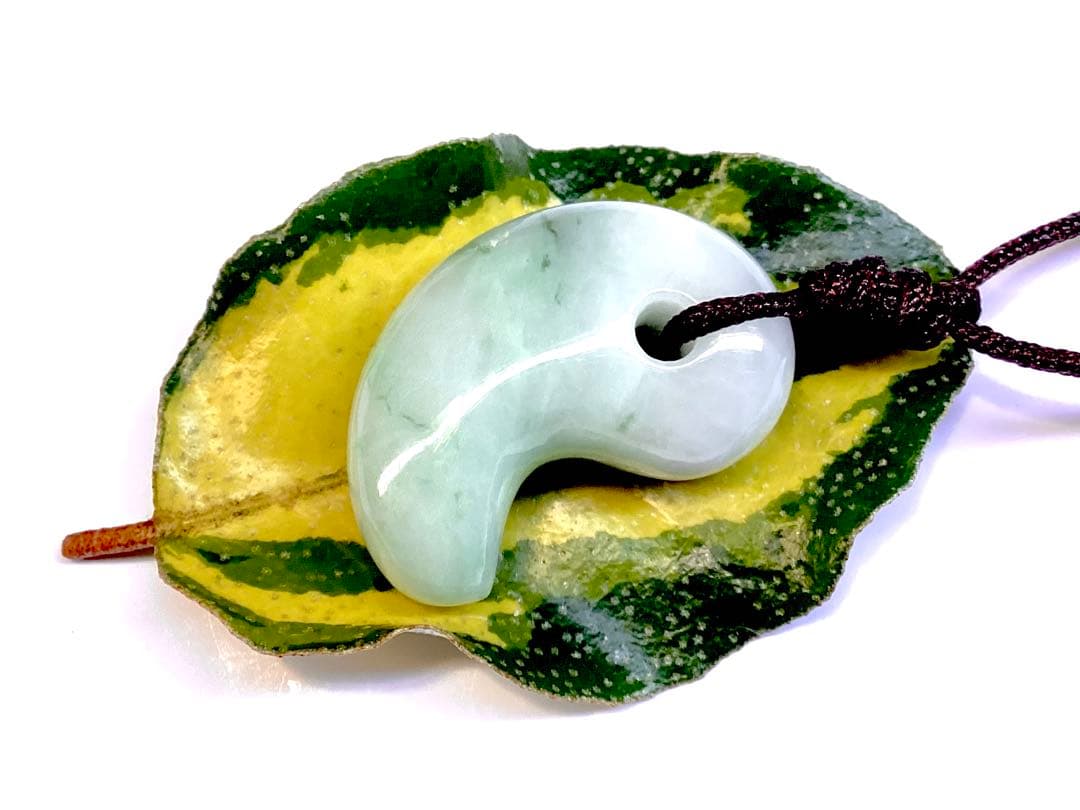 ✳premium糸魚川翡翠 紐付勾玉ネックレス いつも一緒の御守りに　鑑別書付