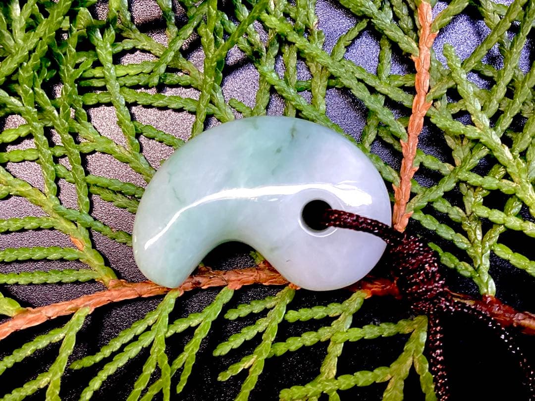 ✳premium糸魚川翡翠 紐付勾玉ネックレス いつも一緒の御守りに　鑑別書付