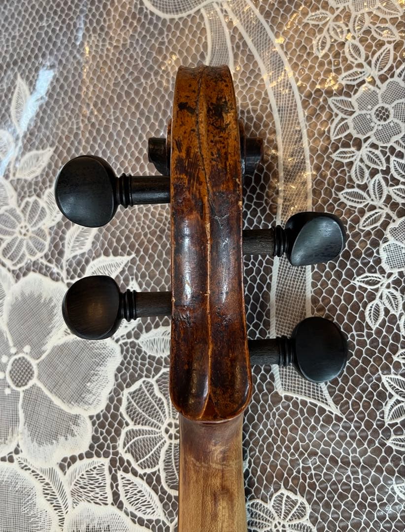 少なくとも100年以上前のオールドバイオリン