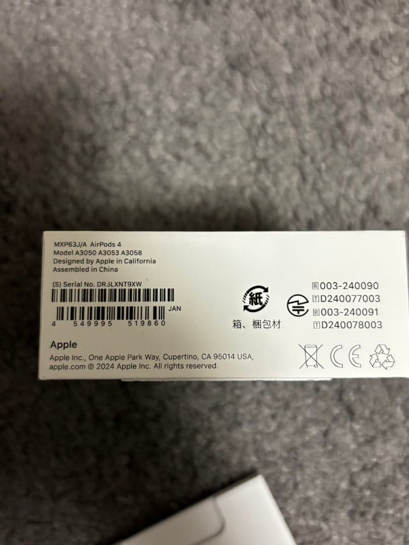 ほぼ新品　AirPods 4　ノイズキャンセルなし