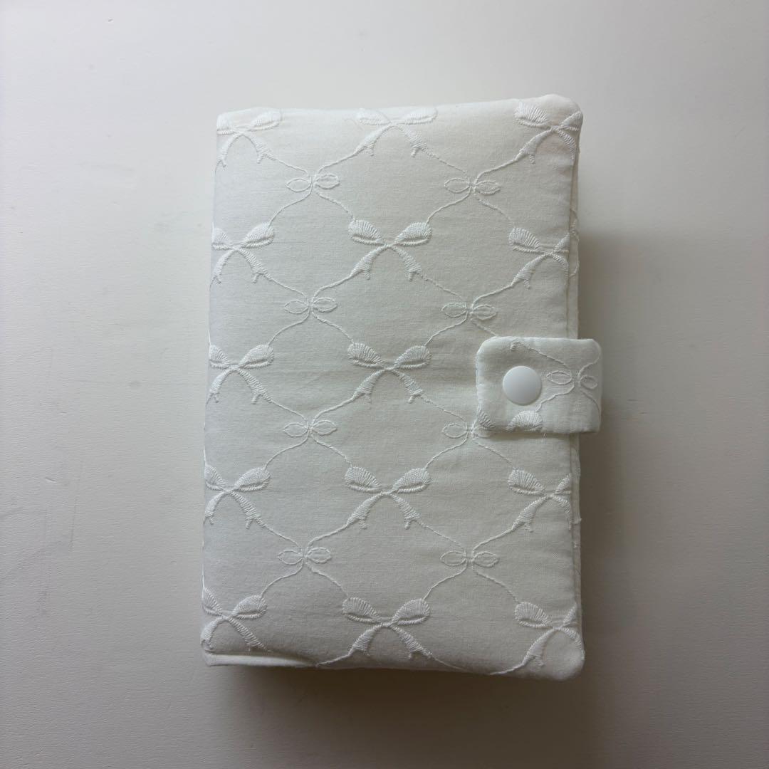 バインダーカバー　ホワイト　リボン刺繍　A6 韓国　貯金