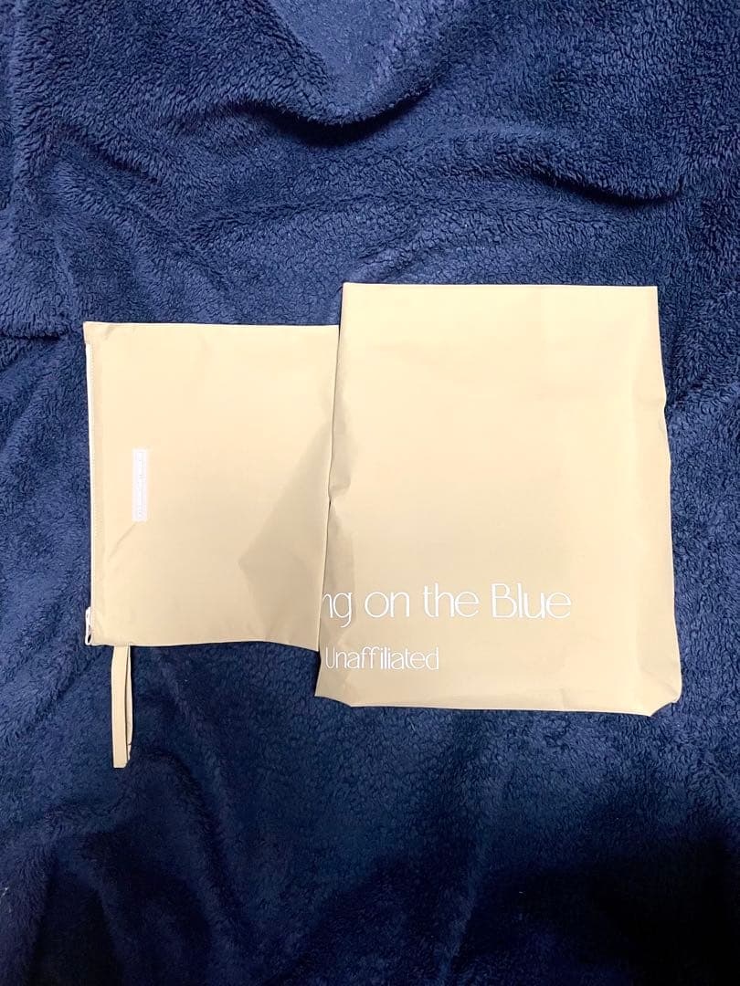 【バーディ】STANDING ON THE BLUE 犬用レインコート