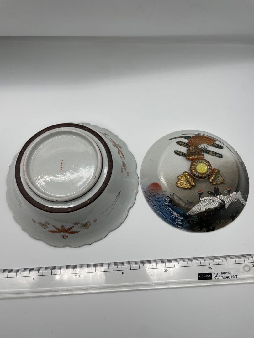 金色と銀色の装飾 陶器の印籠 九谷焼