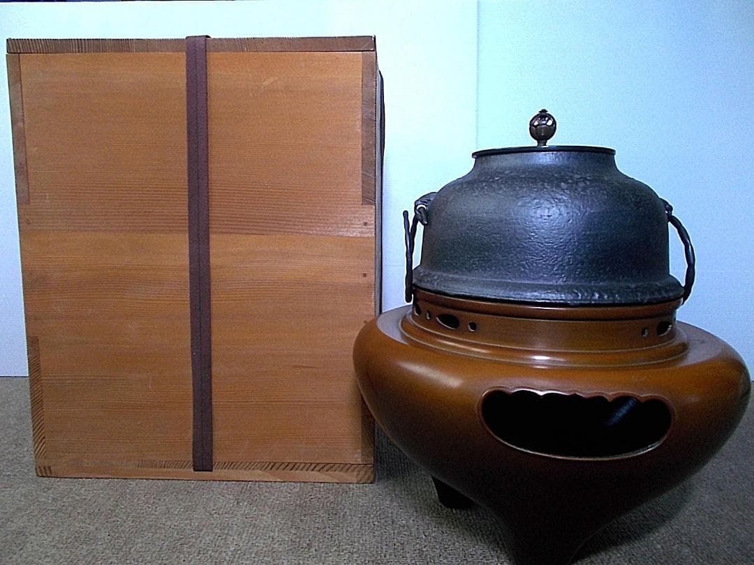 茶道具 釜師:畠春斉 風炉師:一ノ瀬宗辰 唐銅朝鮮風炉 茶釜 立派な釜環 共箱