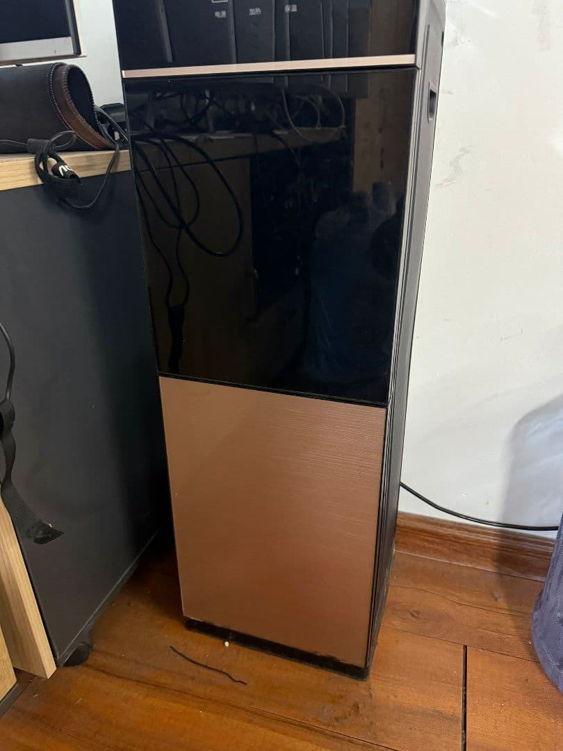 スリムな黒と銅色の冷蔵庫