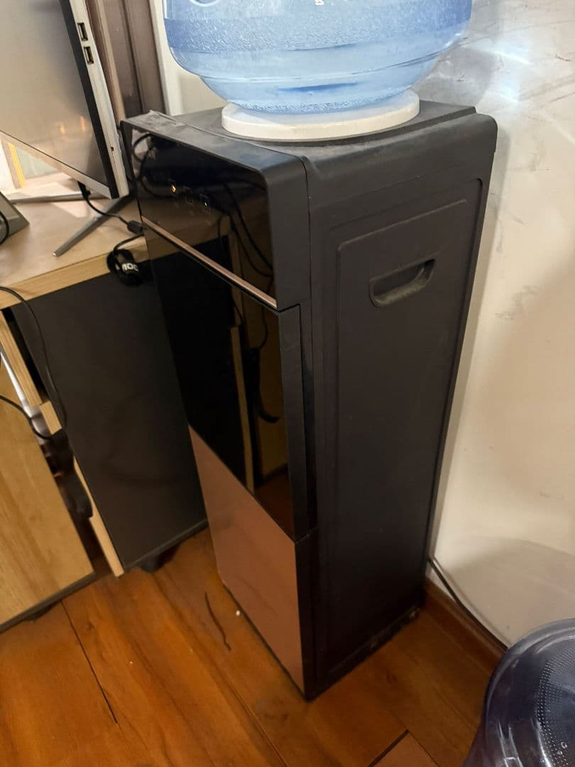 スリムな黒と銅色の冷蔵庫