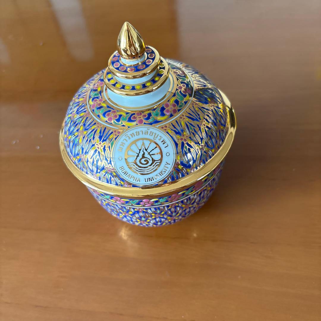 タイ　ベンジャロン焼き　置き物　ブラパー大学