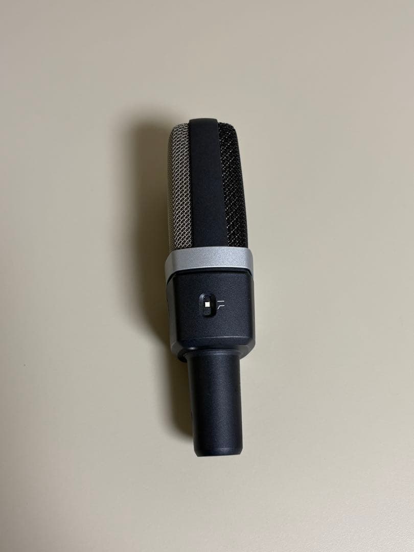 AKG C214 コンデンサーマイク ハードケース付き　ゲーブル、ポップガード付