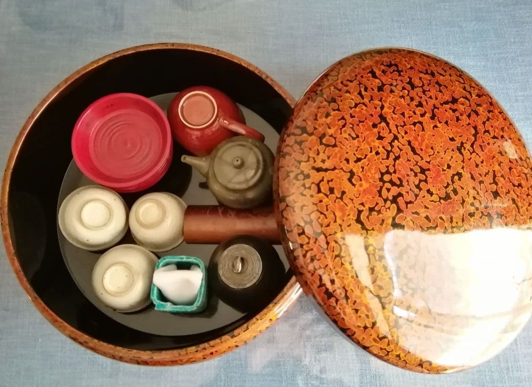 会津塗り金虫茶びつ　(津軽塗りではありません)