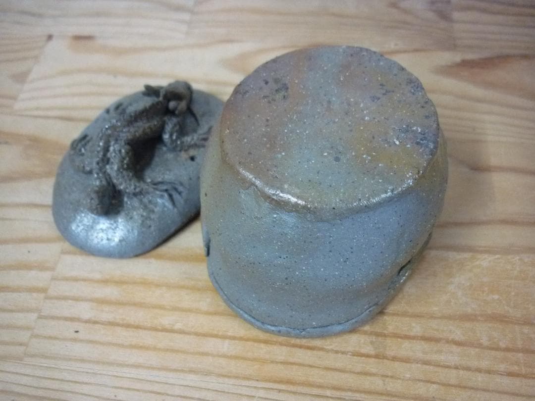 時代　備前焼の古い荒土龍宝瓶 在銘　青備前に金彩　細密龍細工