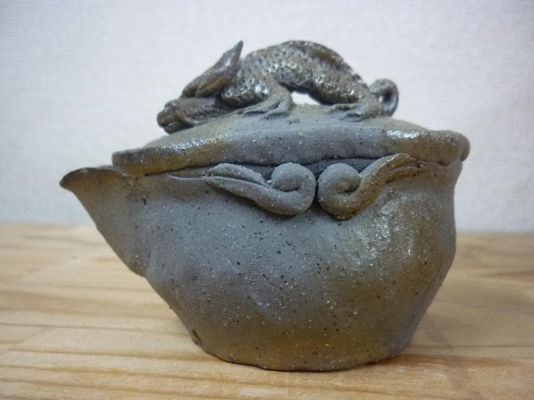 時代　備前焼の古い荒土龍宝瓶 在銘　青備前に金彩　細密龍細工