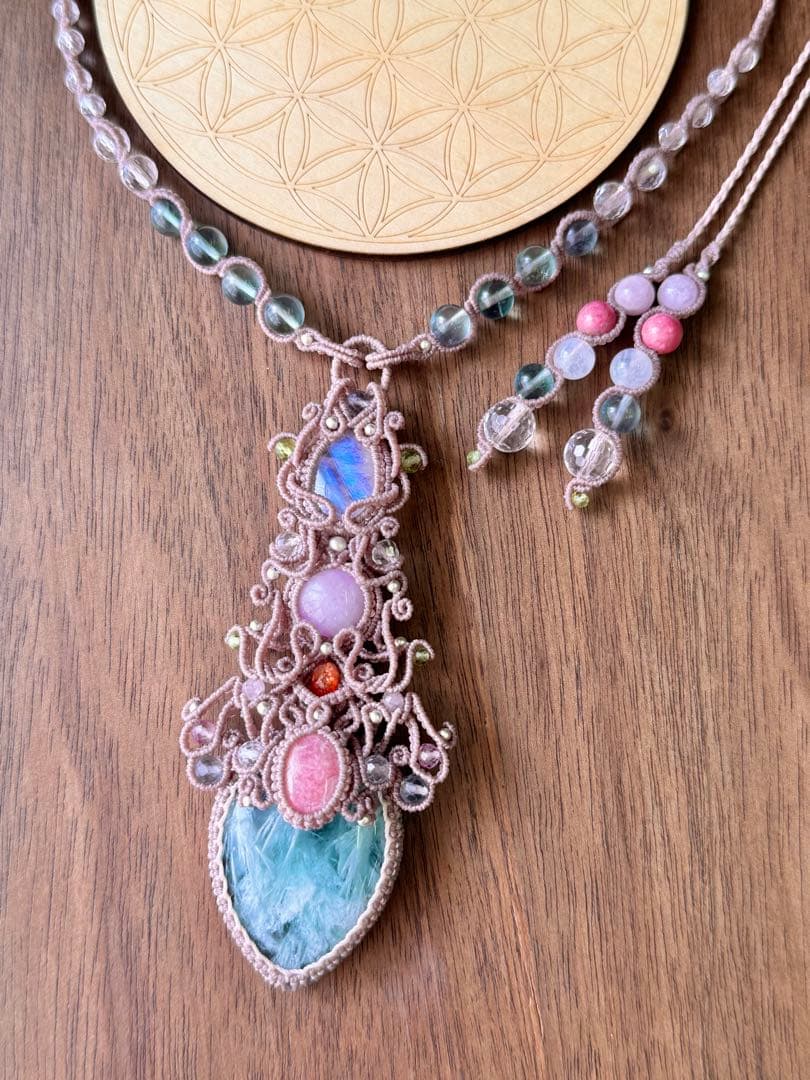 エンジェルフェザーフローライトのマクラメ編みネックレス♡その他石の詳細は説明にて