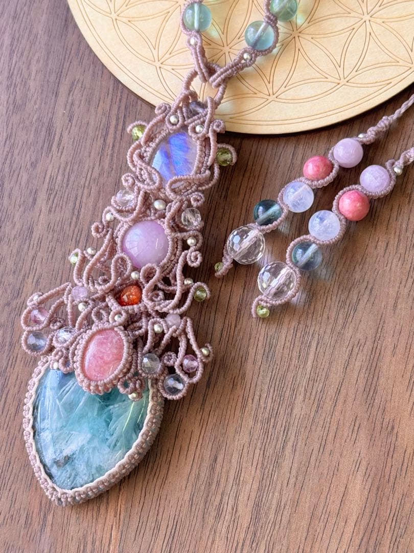 エンジェルフェザーフローライトのマクラメ編みネックレス♡その他石の詳細は説明にて