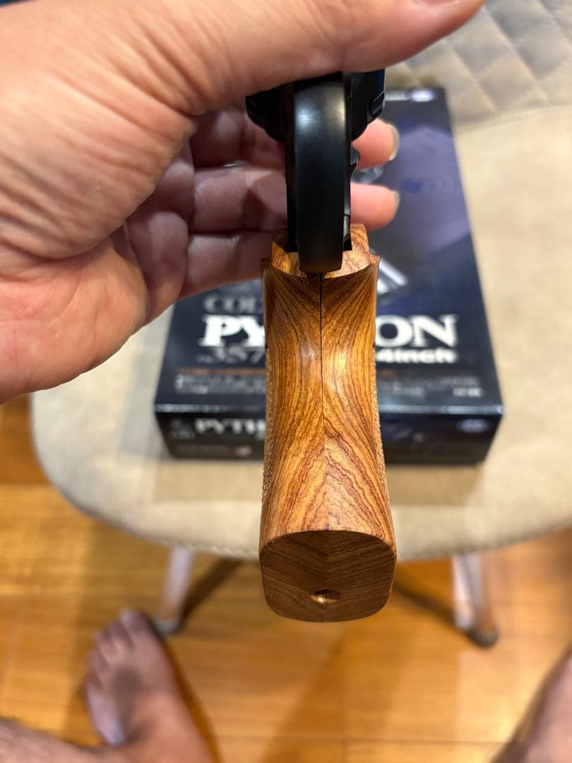 コルトパイソン 357マグナム 4インチ 木製グリップ リアルカート