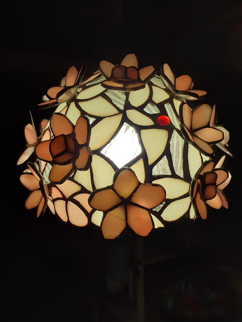 春にぴったりの艶やかで桜の花びらを散りばめた様な可愛らしいペンダントライト