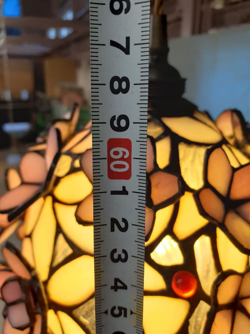 春にぴったりの艶やかで桜の花びらを散りばめた様な可愛らしいペンダントライト