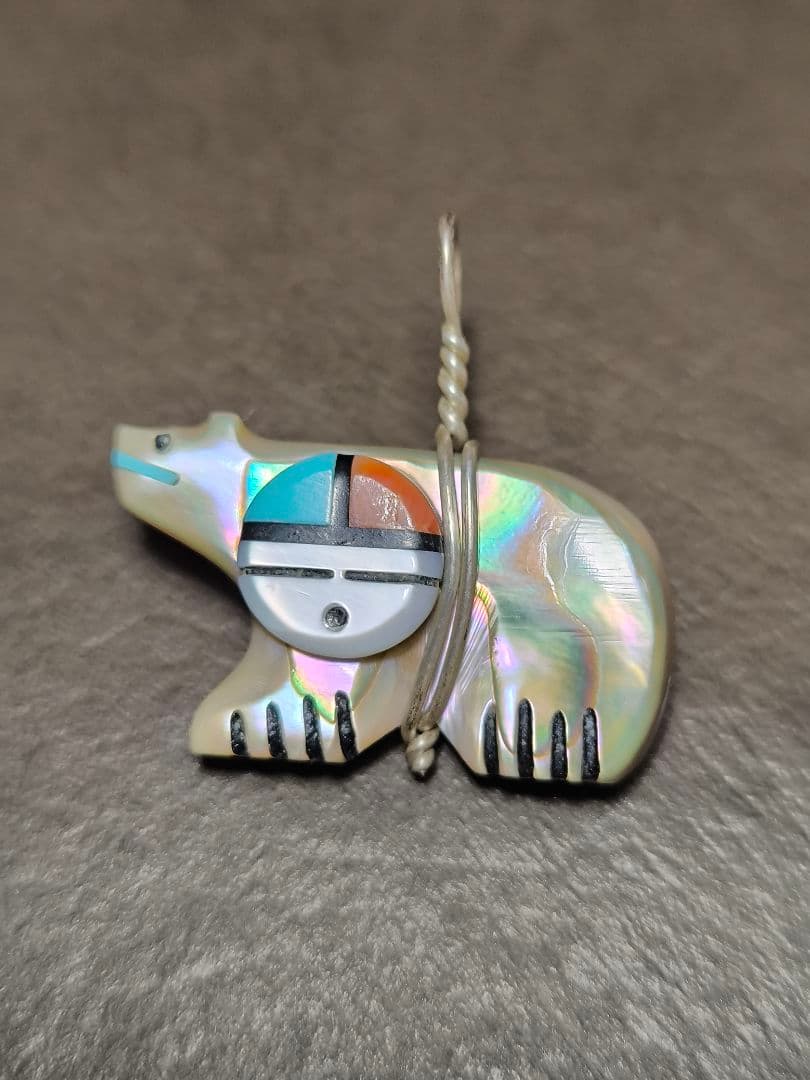 ズニ族  ナバホ 熊クマ サンフェイス ホワイトシェル・ペンダント