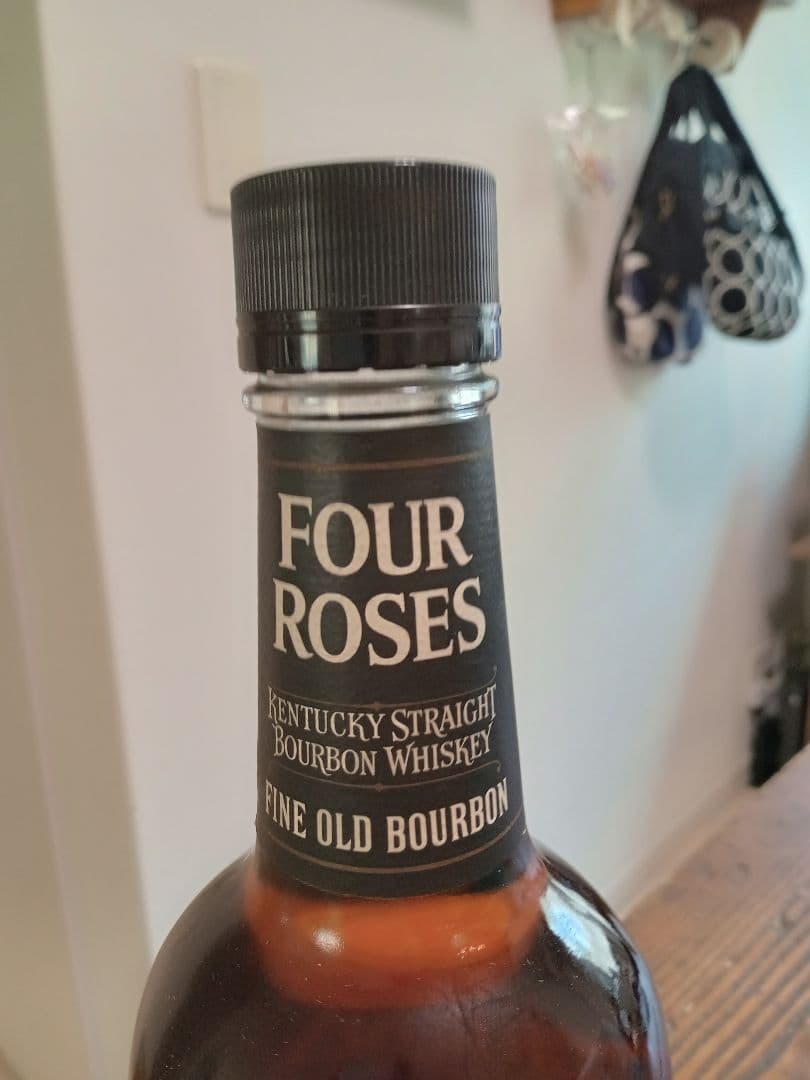 フォアローゼズブラック　超レア　旧旧ボトル　プラキャップ　未開栓