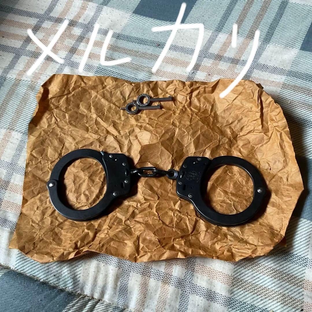 スミス&ウェッソン　ブラック手錠　アメリカ製。【鍵二つあり　金属製　美品】。