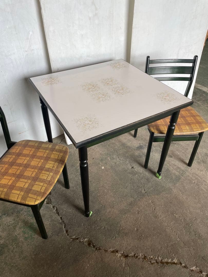 可愛い！　アンティーク　レトロ　ダイニングテーブルと椅子2脚セット