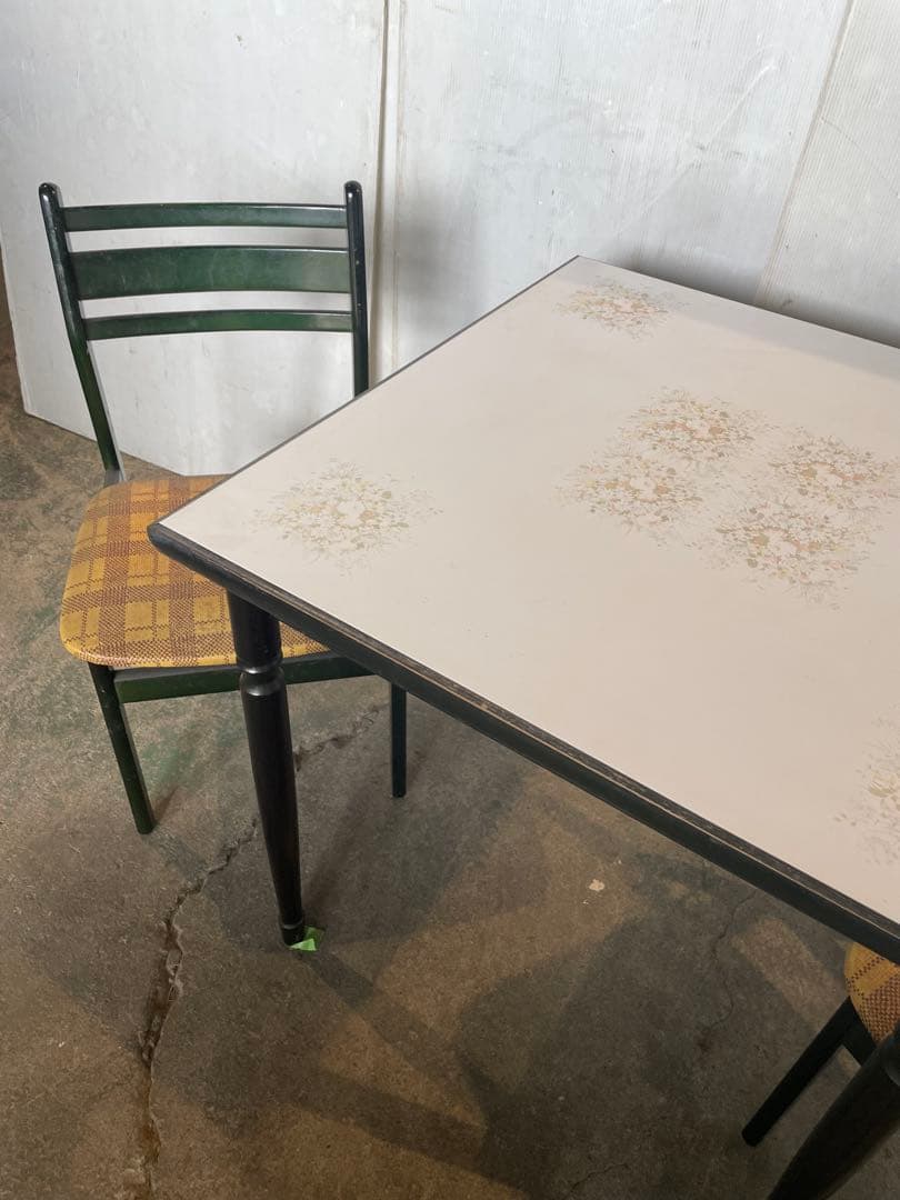 可愛い！　アンティーク　レトロ　ダイニングテーブルと椅子2脚セット