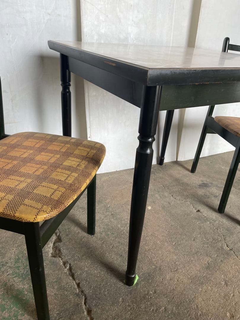 可愛い！　アンティーク　レトロ　ダイニングテーブルと椅子2脚セット