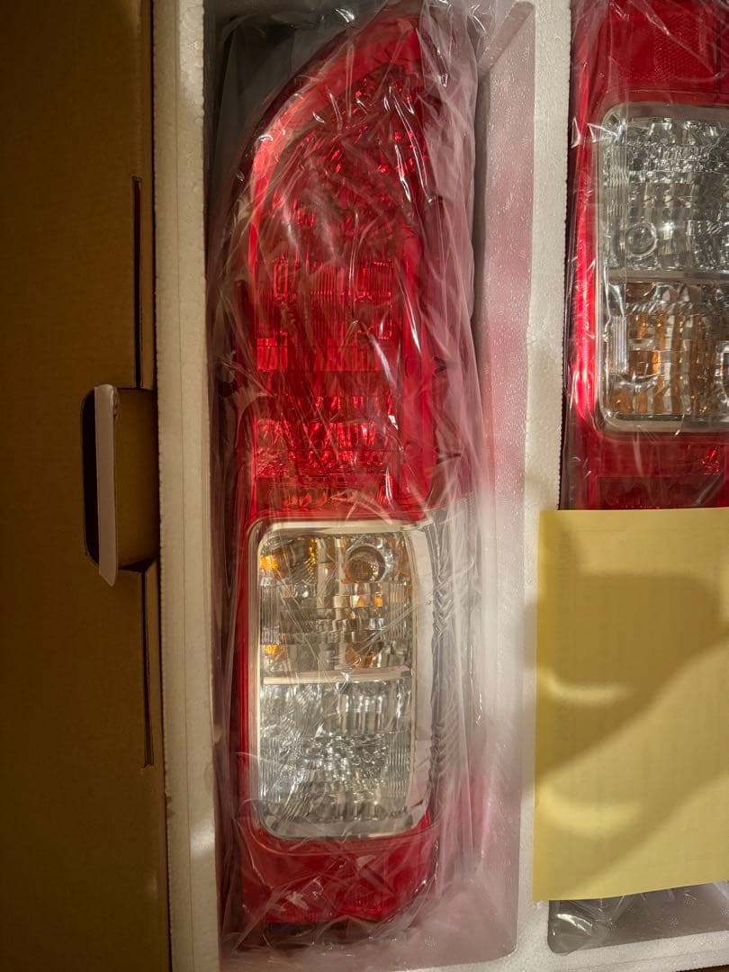トヨタ200系ハイエース　8型　純正　テールライト テールランプ 新車外し