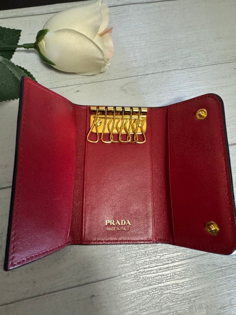 ネギラー油PRADA レア✨レザー キーケース6連/ブラック×レッド