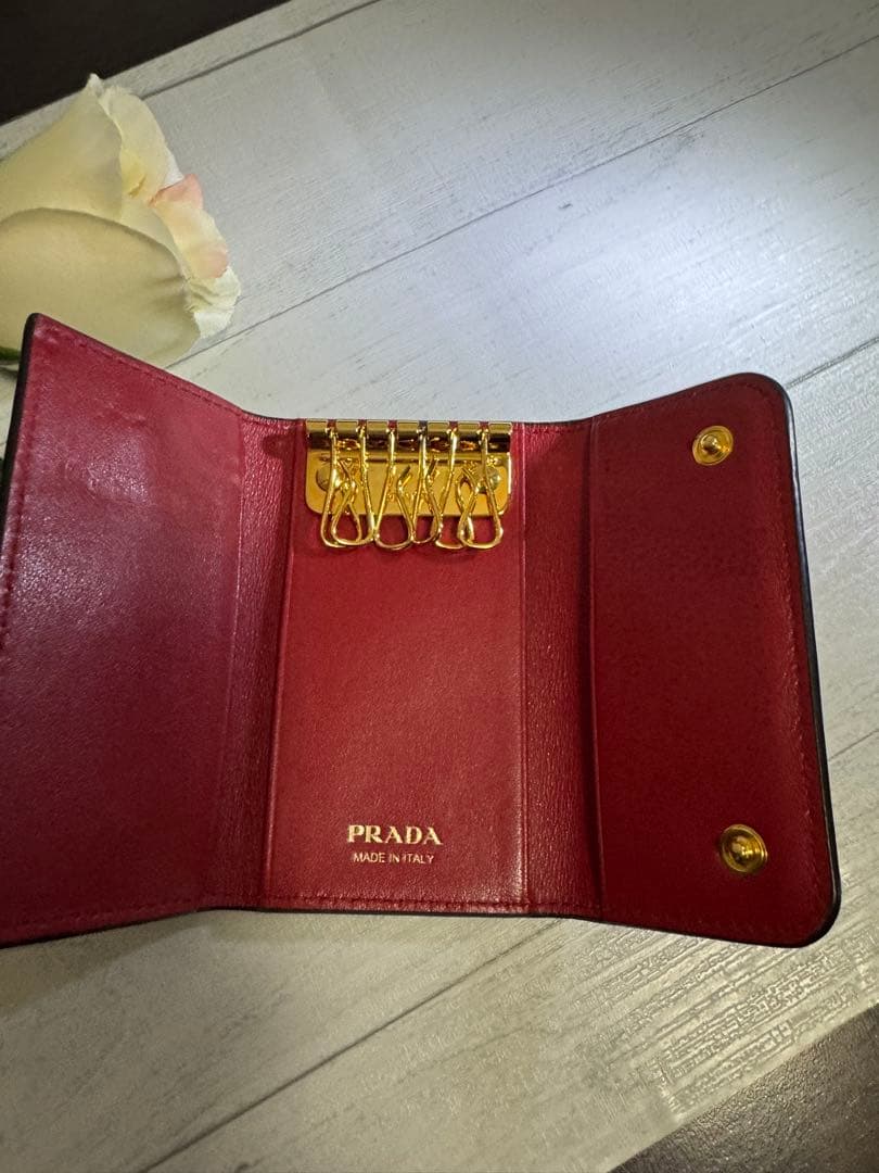 ネギラー油PRADA レア✨レザー キーケース6連/ブラック×レッド