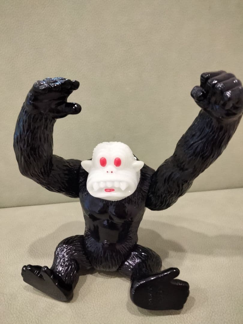 ソフビ　trash goodz　蓄光　おおきいゴリラ　izumonster