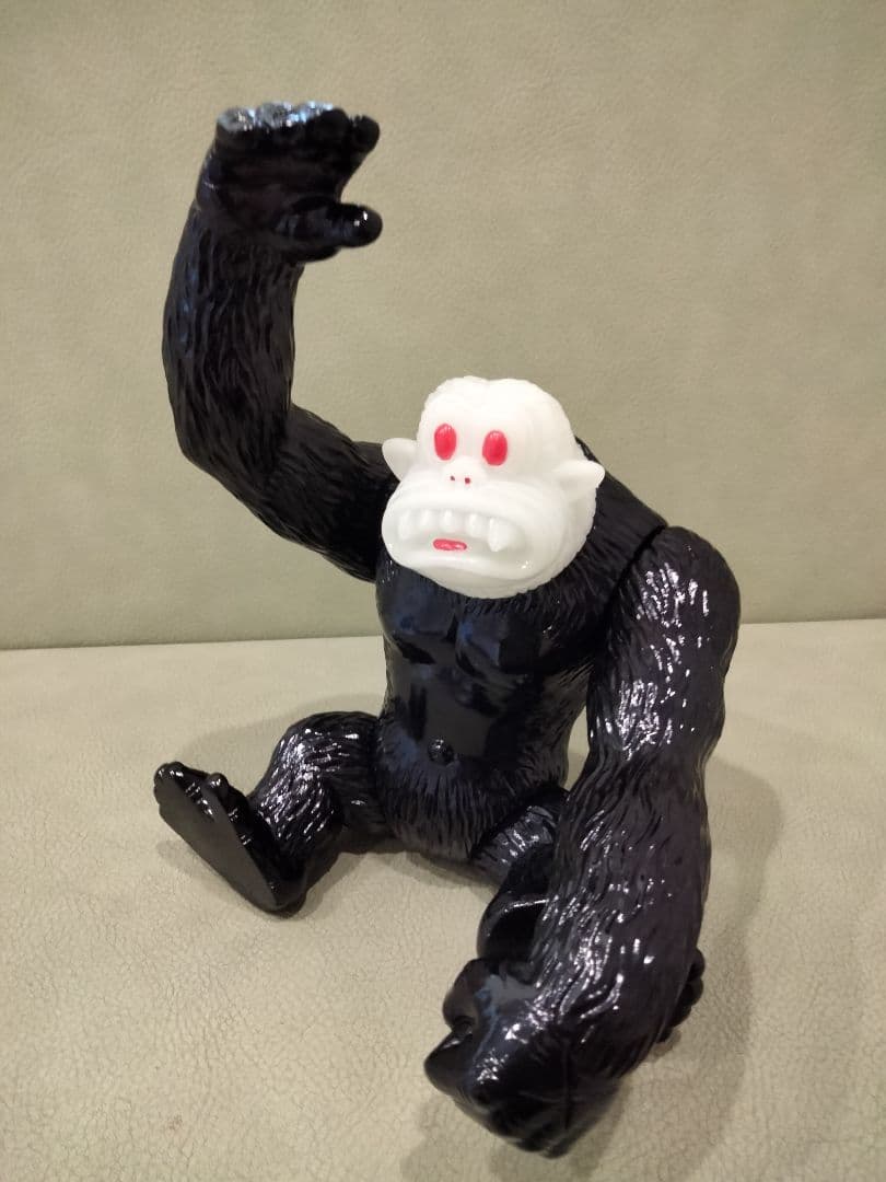 ソフビ　trash goodz　蓄光　おおきいゴリラ　izumonster