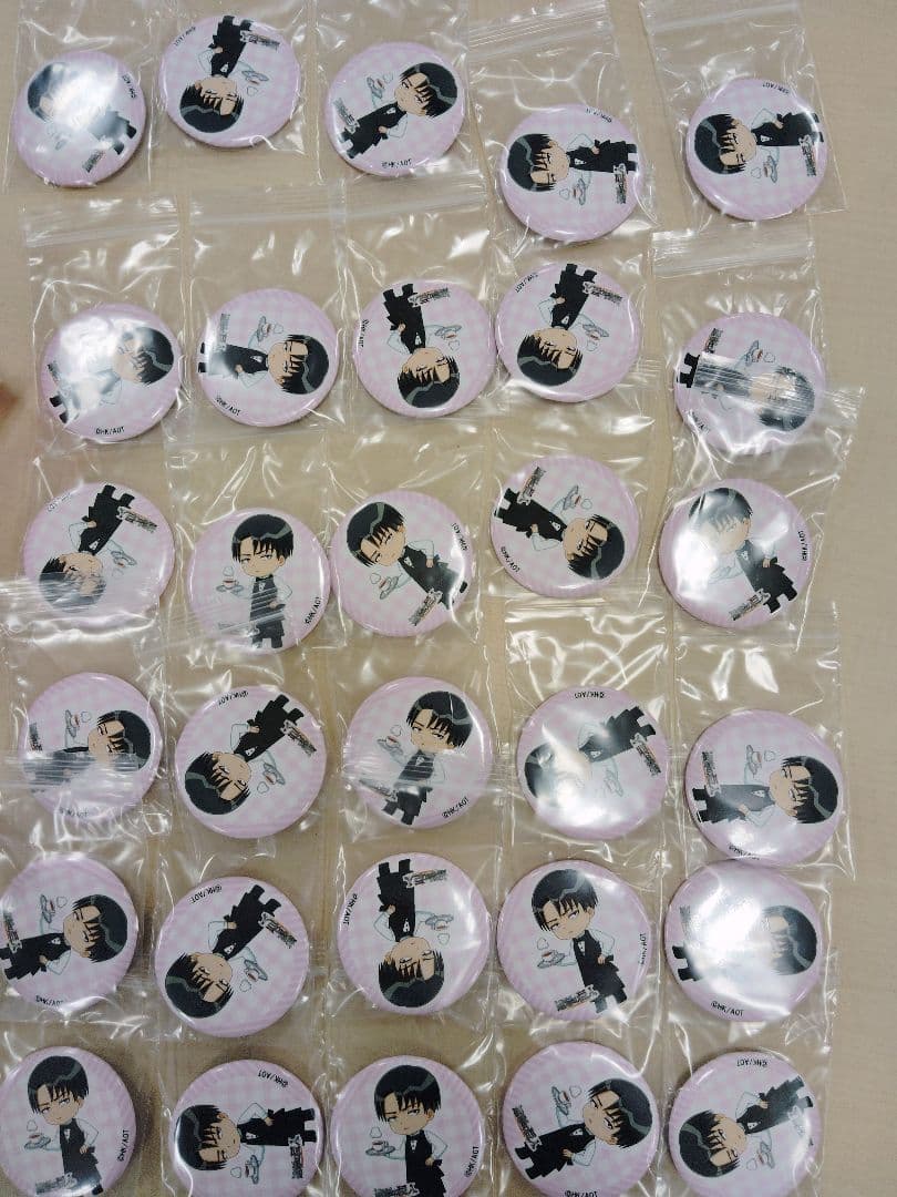 30個 進撃の巨人 キャラウムカフェ 缶バッジ リヴァイ