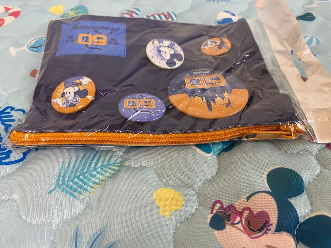 希少【新品未使用未開封品】カリフォルニアディズニー　60周年記念　缶バッチ