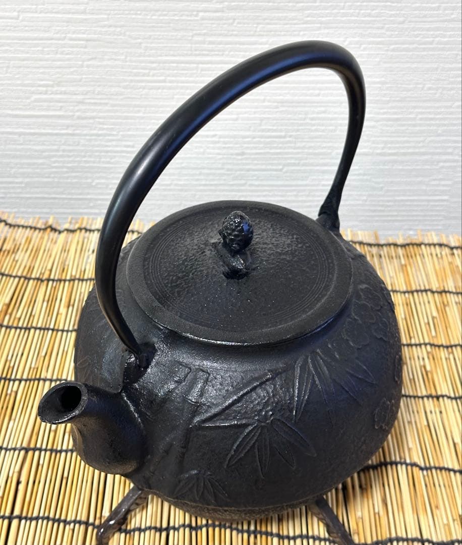 未使用品、付属品付　南部運南堂 鍋元造　松竹梅　２８型　大型鉄瓶　南部鉄瓶