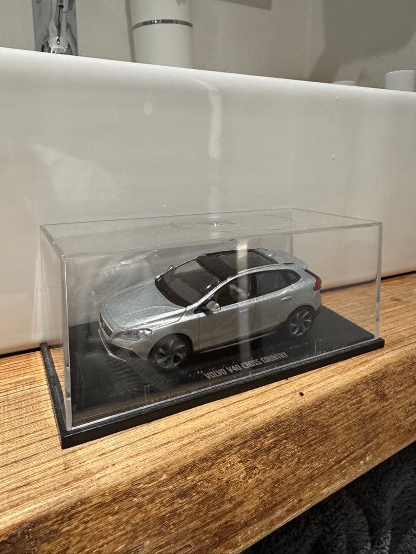 VOLVO V40 CROSS COUNTRY ミニカー